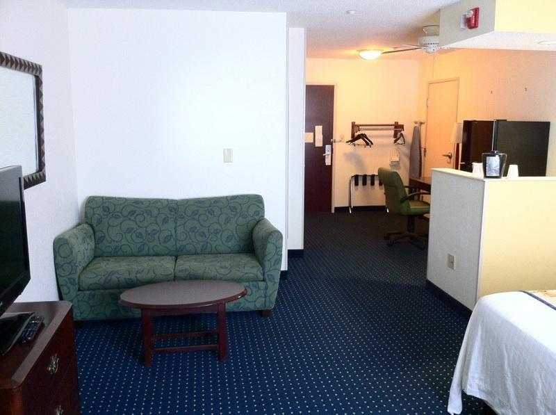 Studios And Suites 4 Less - Gum Road Chesapeake Room photo
