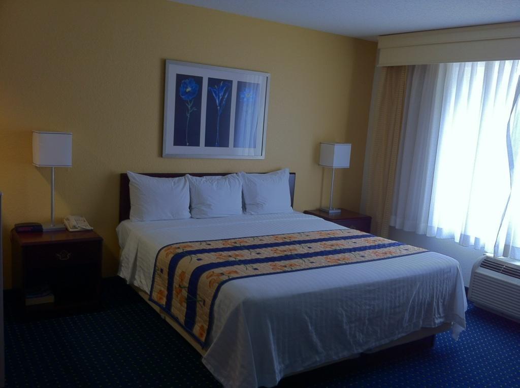 Studios And Suites 4 Less - Gum Road Chesapeake Room photo
