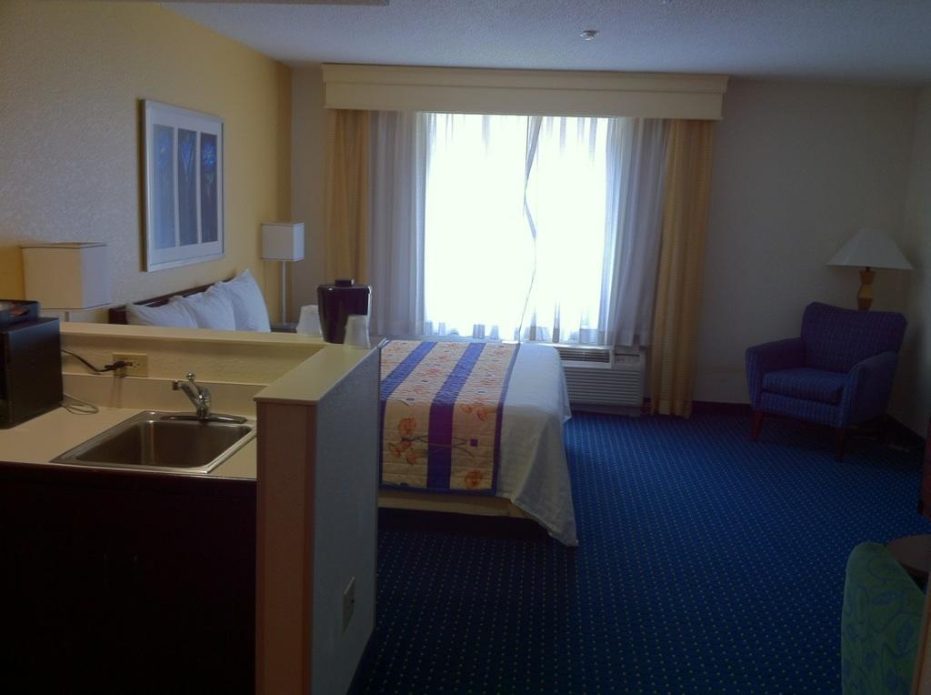 Studios And Suites 4 Less - Gum Road Chesapeake Room photo