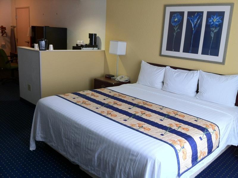 Studios And Suites 4 Less - Gum Road Chesapeake Room photo